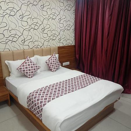 Hotel Dreamland Vadodara Eksteriør bilde