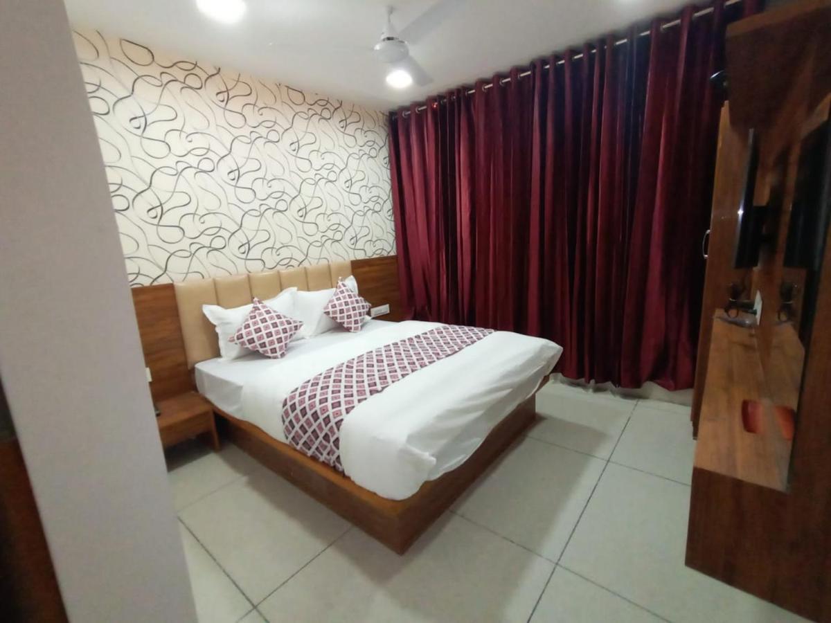 Hotel Dreamland Vadodara Eksteriør bilde