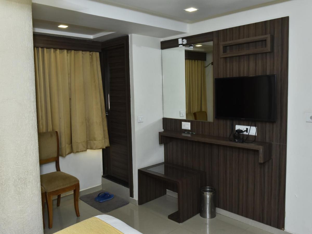 Hotel Dreamland Vadodara Eksteriør bilde